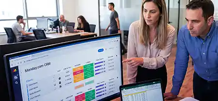 מערכת CRM לחברות בינוניות וגדולות: מתי monday CRM היא הבחירה הנכונה, ואיך בוחנים אותה נכון